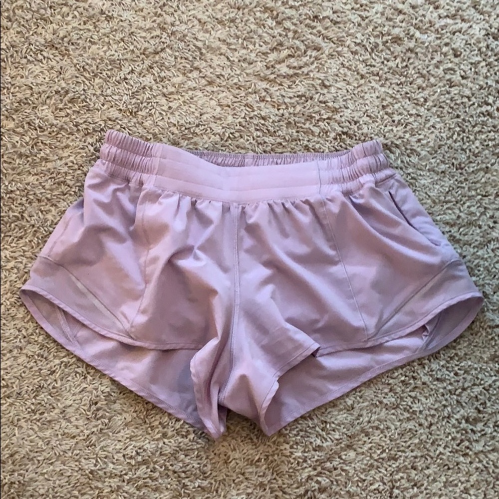 LULULEMON ATHLETICA size 6 hotty hot short II 2.5”